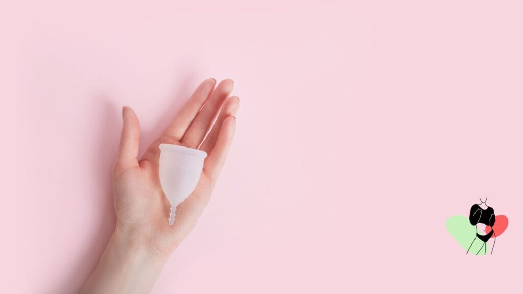 Comment plier et insérer une cup menstruelle, étape par étape