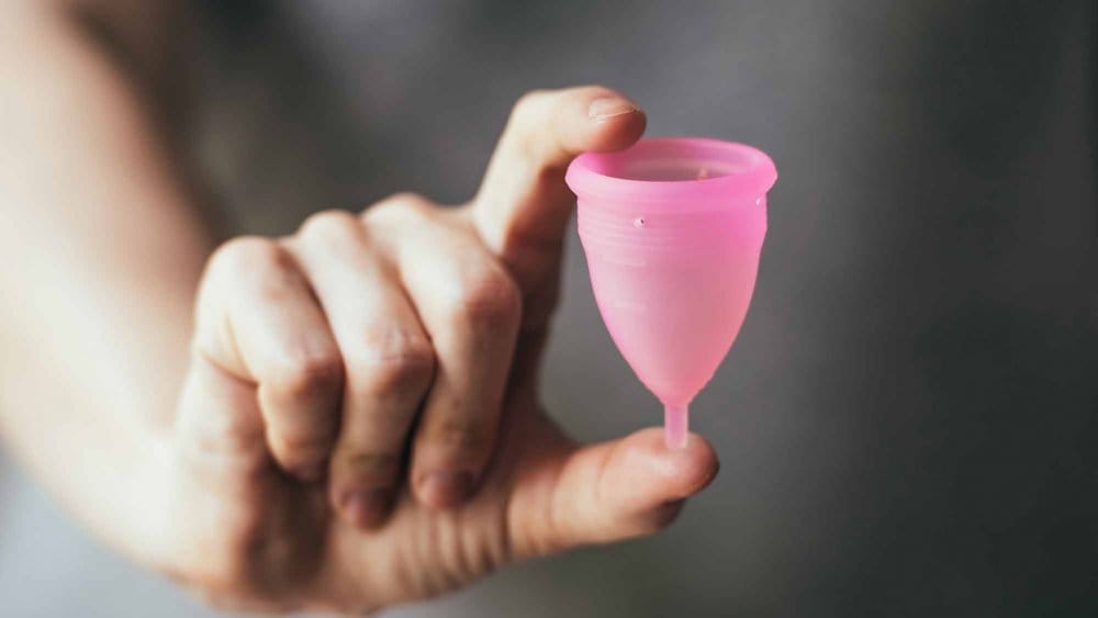 Coupe menstruelle en silicone tenue dans la main, alternative aux protections jetables